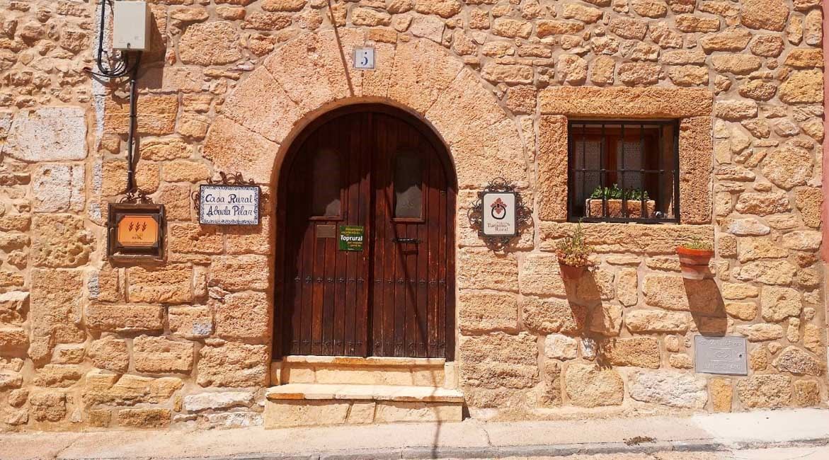 Entrada a la casa ruiral